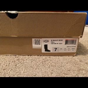 Ugg Bailey Bow 3 Black (Women’s 7)